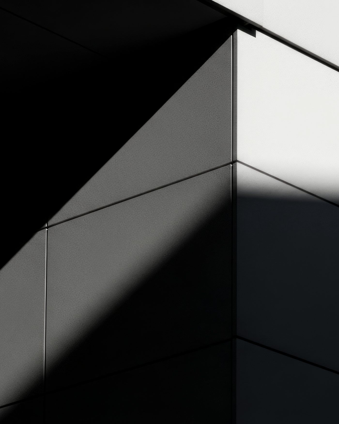 Fassadendetail eines modernen Gebäudes im Streiflicht