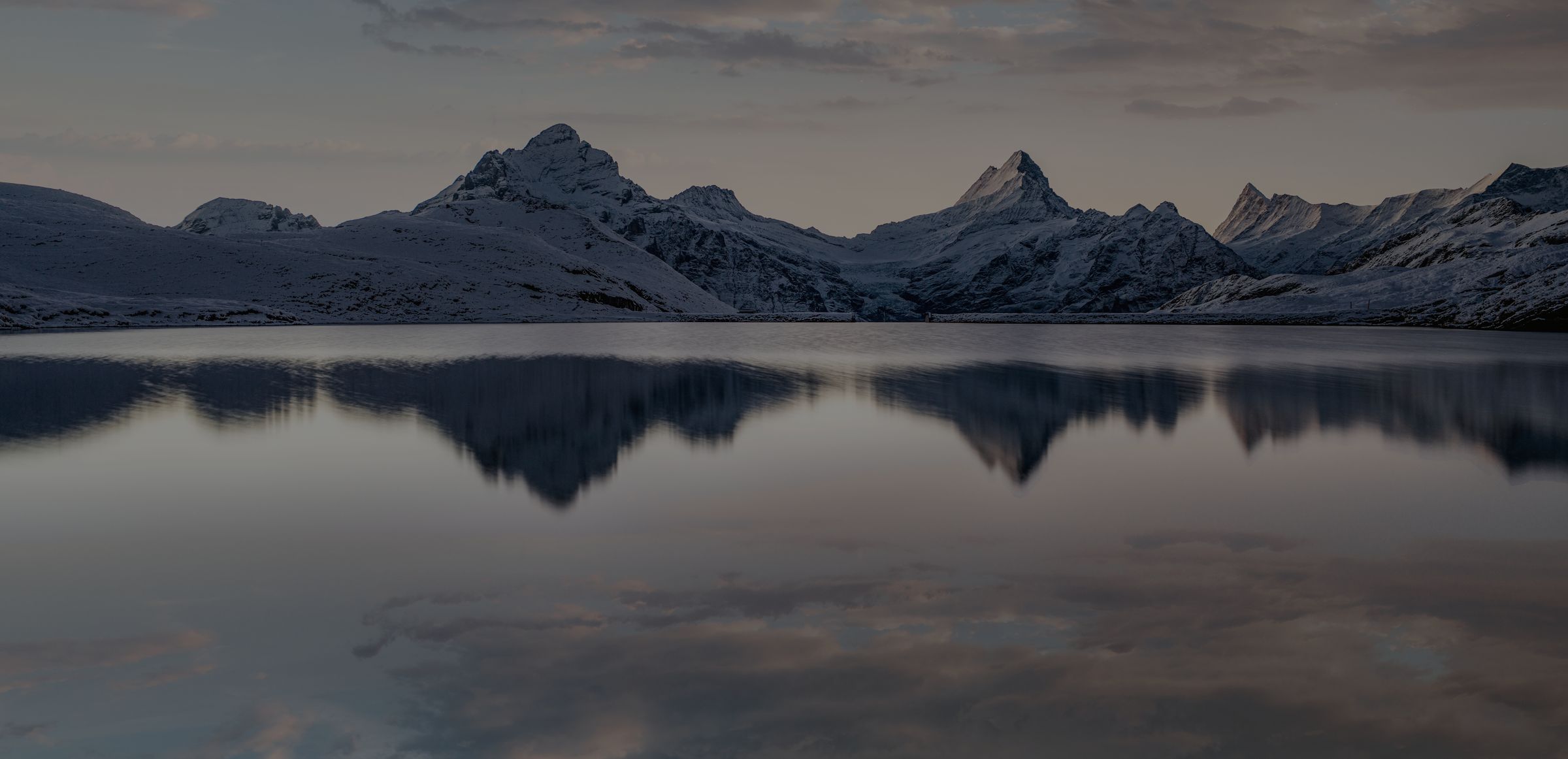 Bachalpsee im Berner Oberland, die verschneiten Berge spiegeln sich im stillen Wasser